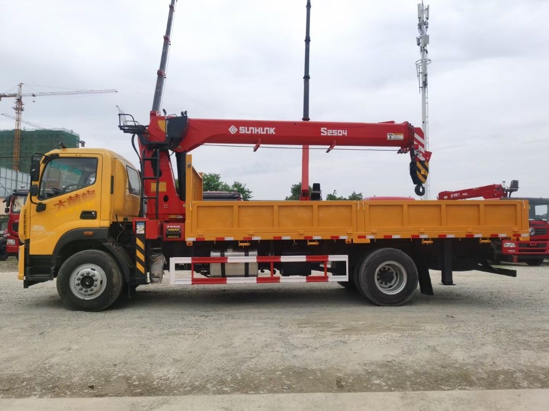 國(guó)六福田大黃蜂單橋宏昌天馬10噸四節(jié)直臂吊機(jī)隨車(chē)吊