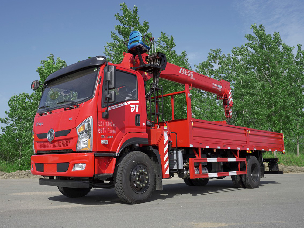 國(guó)六東風(fēng)暢行D1長(zhǎng)威8噸四節(jié)直臂吊機(jī)隨車(chē)吊