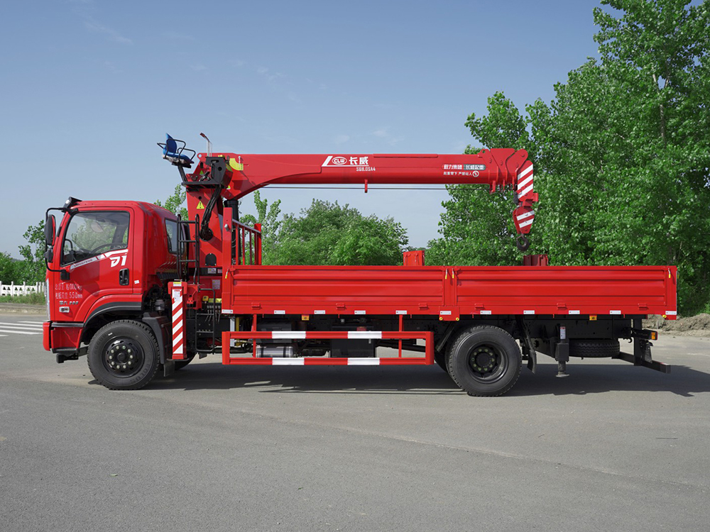 國(guó)六東風(fēng)暢行D1長(zhǎng)威8噸四節(jié)直臂吊機(jī)隨車(chē)吊