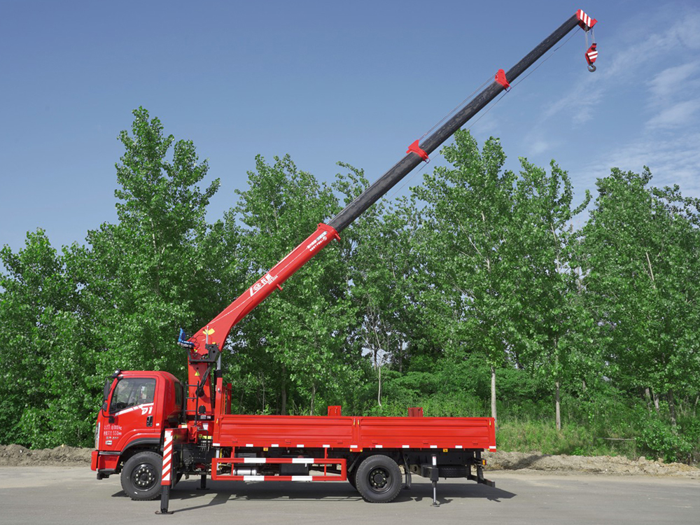 國(guó)六東風(fēng)暢行D1長(zhǎng)威8噸四節(jié)直臂吊機(jī)隨車(chē)吊