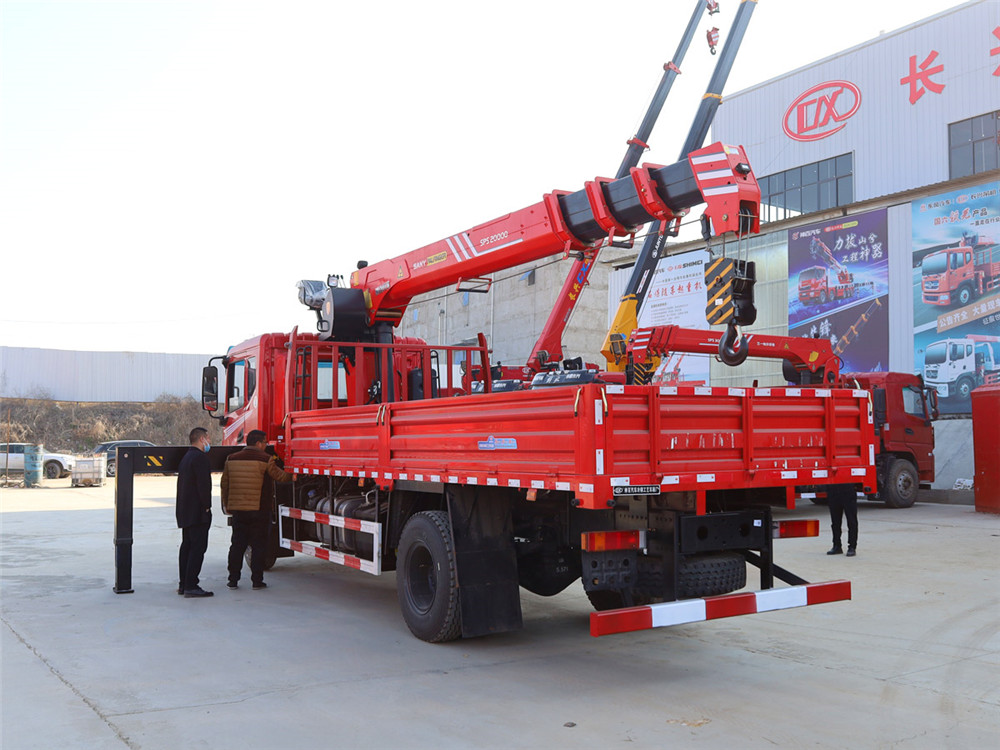 東風華神T5排半單橋上裝三一8噸4節(jié)臂