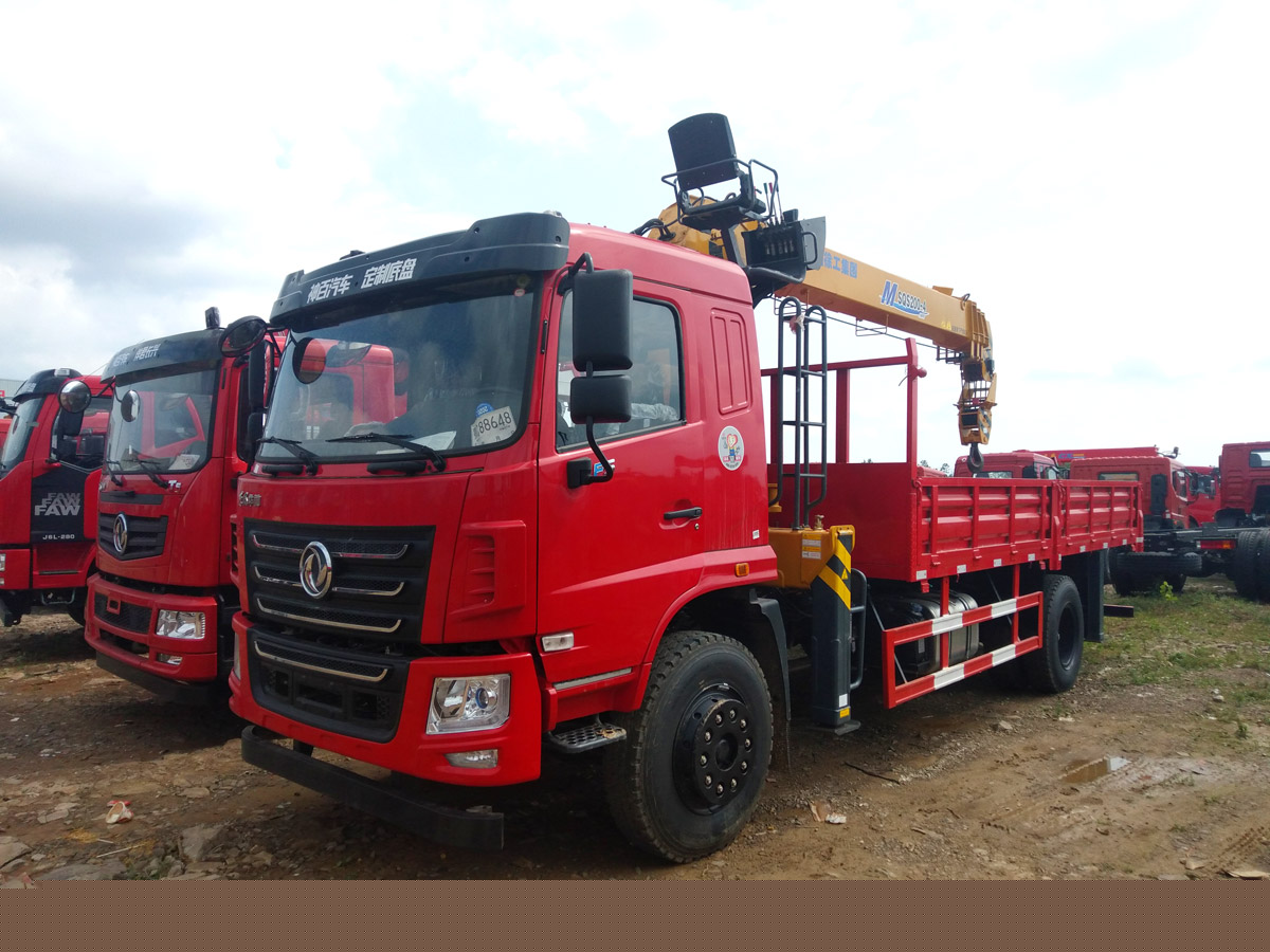 國(guó)六東風(fēng)華神F5排半上裝徐工8噸直臂式吊機(jī)隨車(chē)吊